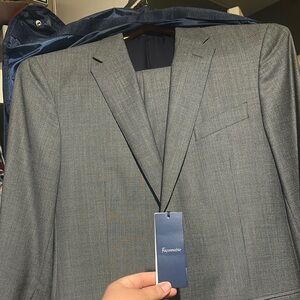 Sophisticated Gray Wool-Blend Suit with Notch Lapel